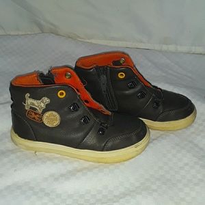 Oshkosh brown hightop sneakers boys sz9